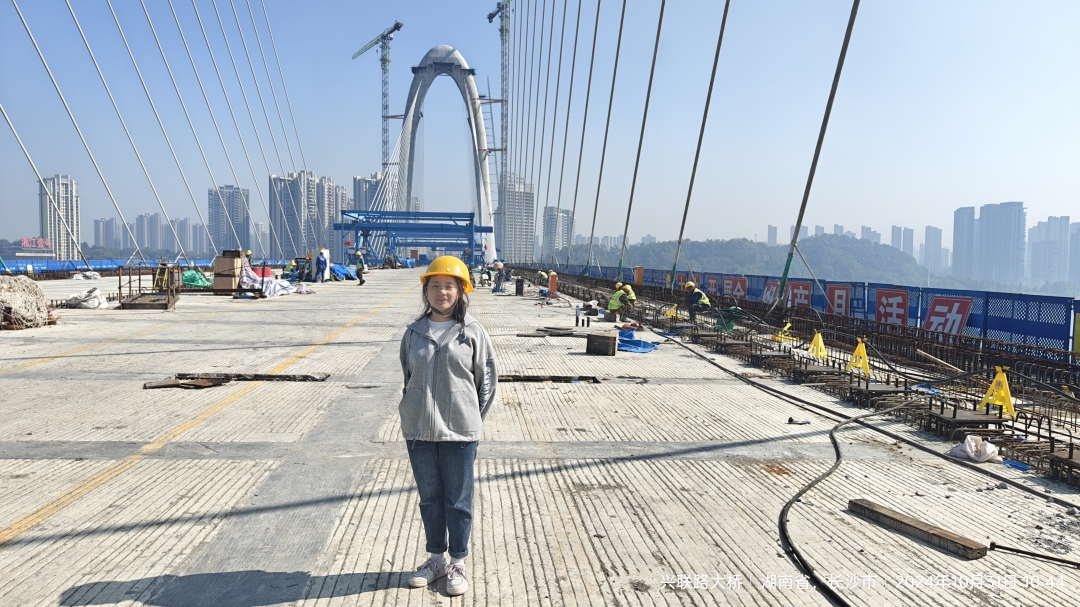 工程健康安全中心 韋麗瓊：韋麗瓊投身于興聯(lián)路大橋梁健康監(jiān)測(cè)項(xiàng)目的攻堅(jiān)一線，用專業(yè)與堅(jiān)守為長(zhǎng)沙市的交通動(dòng)脈保駕護(hù)航。.jpg