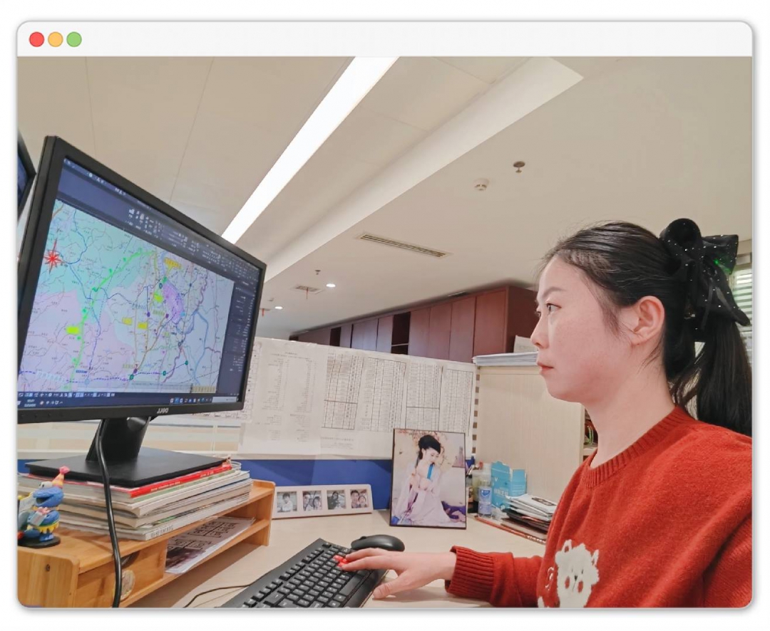 公路事業(yè)部 吳鈺洋：她以工位為“戰(zhàn)場(chǎng)”，以鼠標(biāo)鍵盤(pán)為“工具”，用女性特有的細(xì)致與嚴(yán)謹(jǐn)，在方寸屏幕間繪制公路交通的宏偉藍(lán)圖。這抹溫暖的“中國(guó)紅”，不僅是新春的喜慶，更是她扎根崗位、建功立業(yè)的赤誠(chéng)之心，生動(dòng)詮釋了新時(shí)代女職工在平凡崗位上創(chuàng)造不平凡業(yè)績(jī)的巾幗風(fēng)采。.jpg